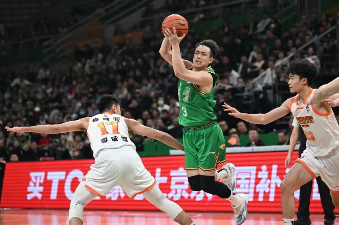 黑白体育登录入口-CBA男篮动态更新！辽宁男篮vs江苏男篮，赛前带来辽宁男篮赵继伟、莱迪、李晓旭以及江苏男篮庞峥麟最新消息